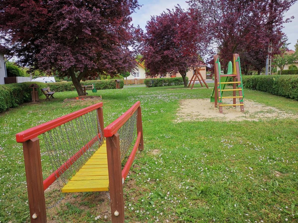 Erika Vendeghaz Centrumban Balatonkeresztúr Exterior foto